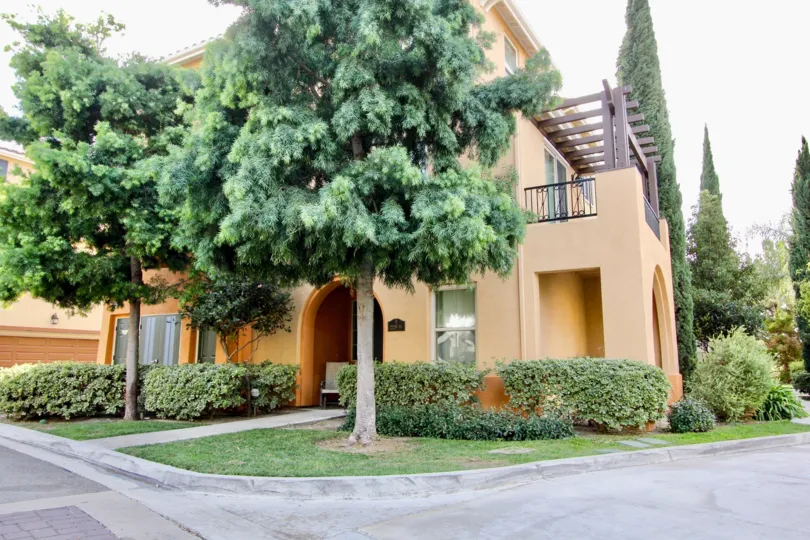 THE APARTMENT IN THE SEDONA WITH THE BALCONI, TREES, CHAIR
