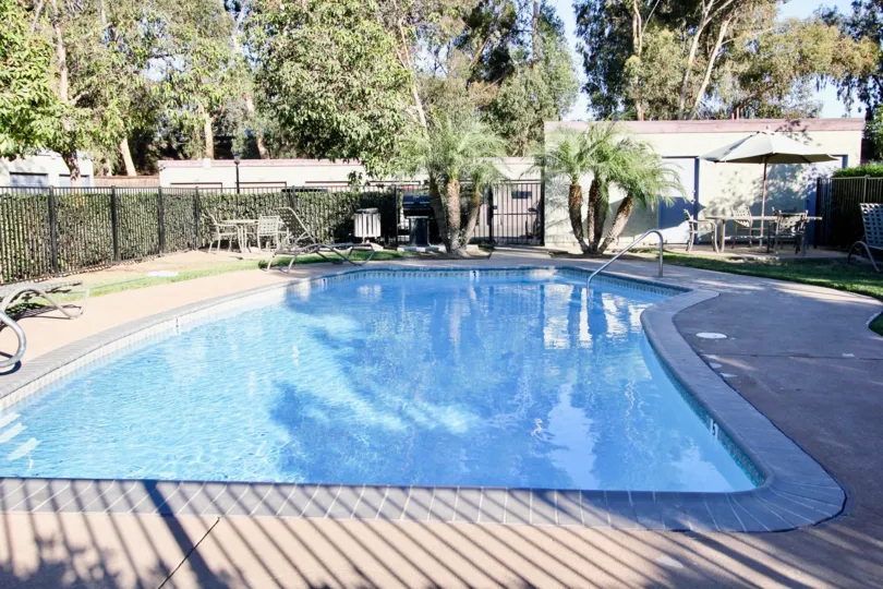 A sunny day in the Shadow Pines with the chairs and the swimmingpool at Chula Vista in California