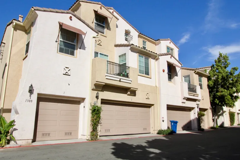 nice big house thats easy on the eyes ot too bold and plenty of space on a regular quiet day in Silver Sage chulla vista