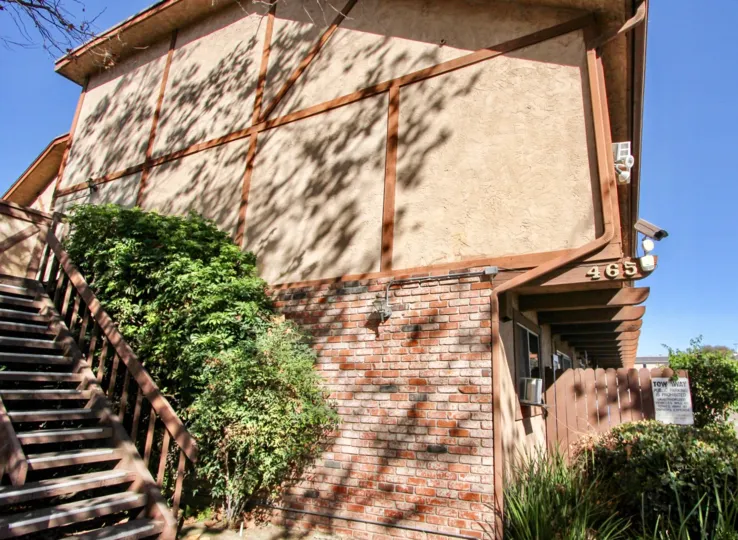 THE BUILDING IN THE SKYVIEW WITH THE UPSTAIRS, PLANTS, BOARD