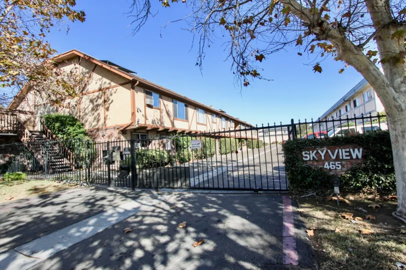 THE APARTMENT IN THE SKYVIEW WITH THE UPSTAIRS, SKYVIEW 465 BOARD, STEEL GATE