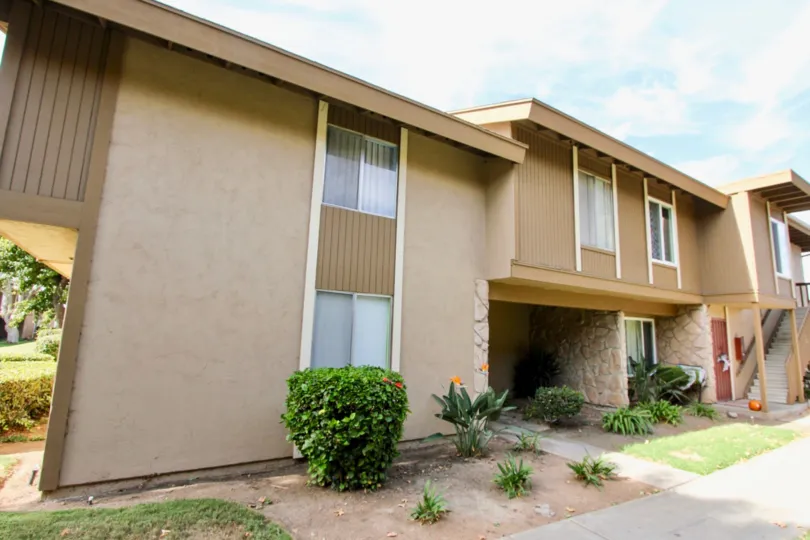 An apartment building on a sunny day in the community of Stonebridge in california