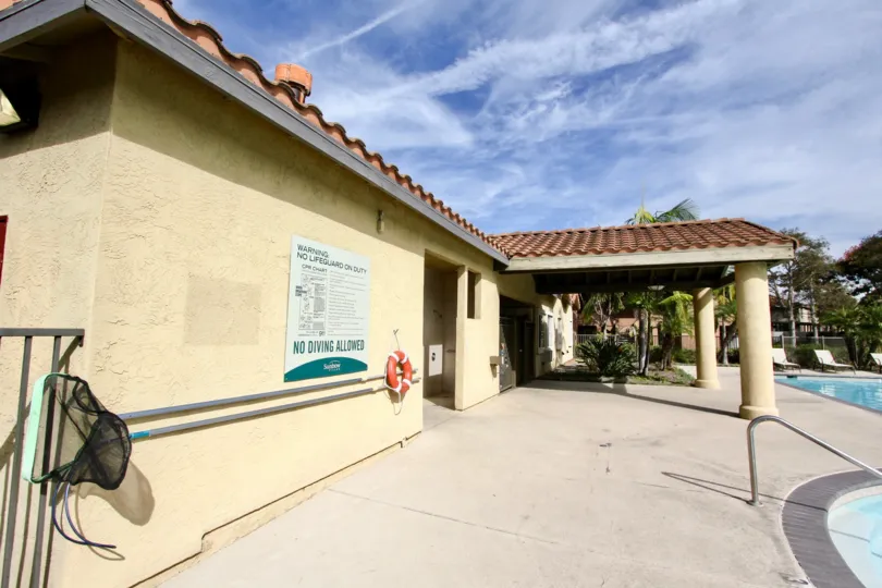 A sunny day in the Sunbow Villas with the chairs and the swimmingpool at Chula Vista in California