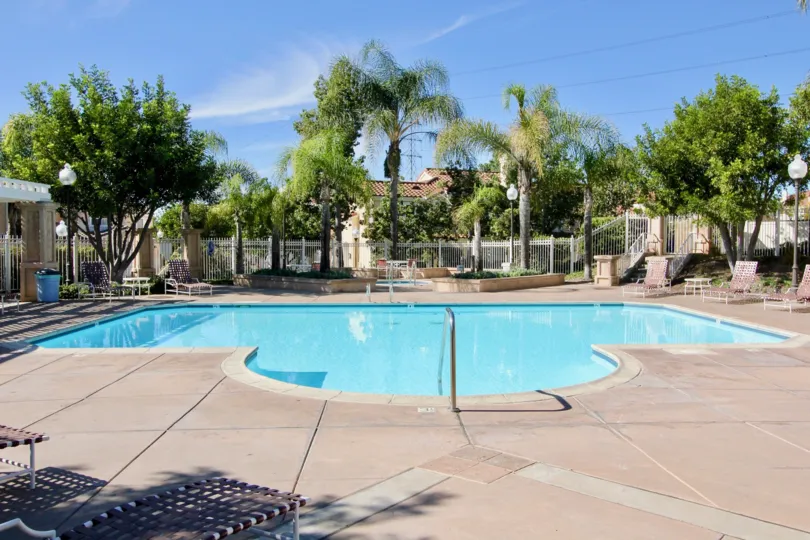 A sunny day in the Tiara with the chairs and the swimmingpool at Chula Vista in California