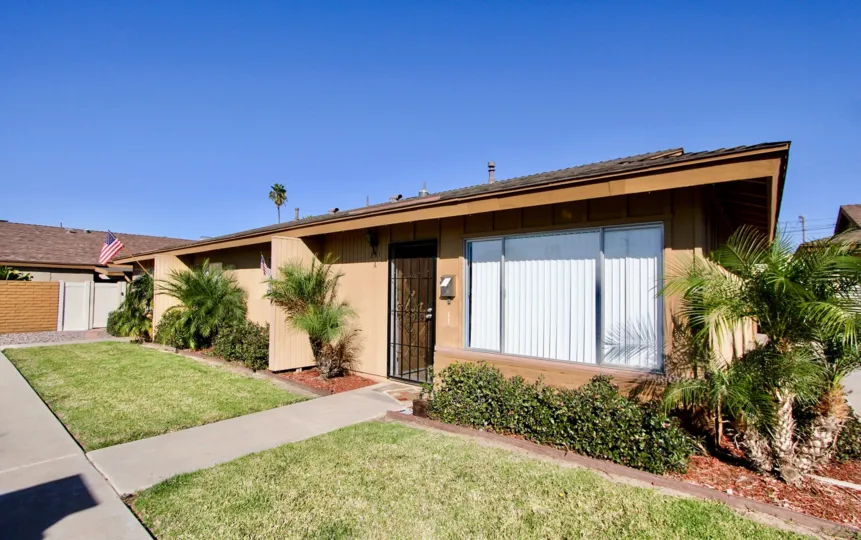 Bungalow style homes with decent front yards and large bay windows with traditional shingle roofs in Treehaven