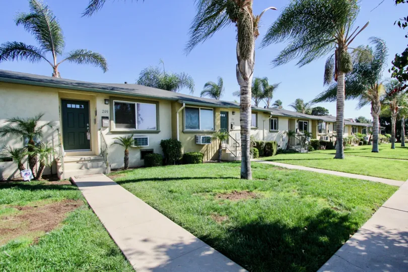 line of houses with a front lawn and a tree in front, organised housing of Twin Oaks in chula vista, CA