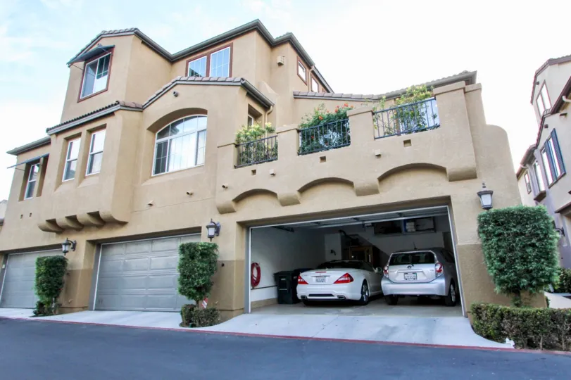 THE VILLAS IN THE VERANZA WITH THE CAR PARKING, BALCONI, FLOWER PLANT, DUSTBIN, PLANTS