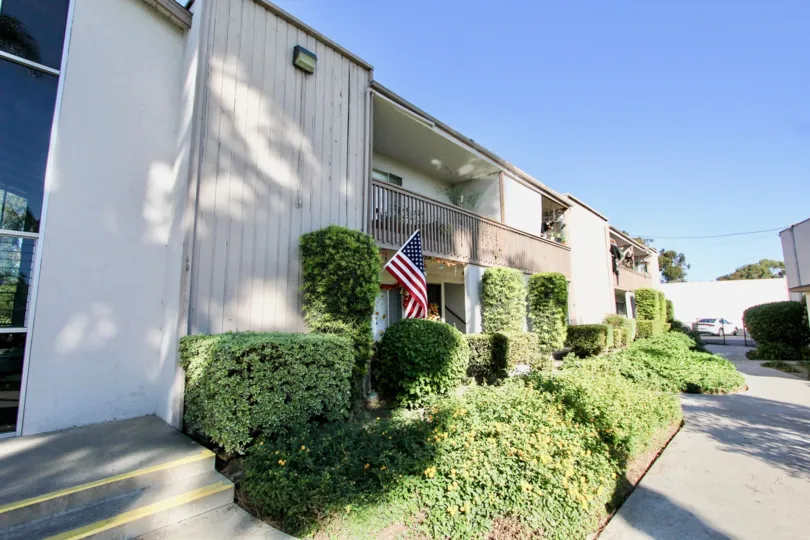 Apartment Complexs in Chila Vista California with nice front yard greenary