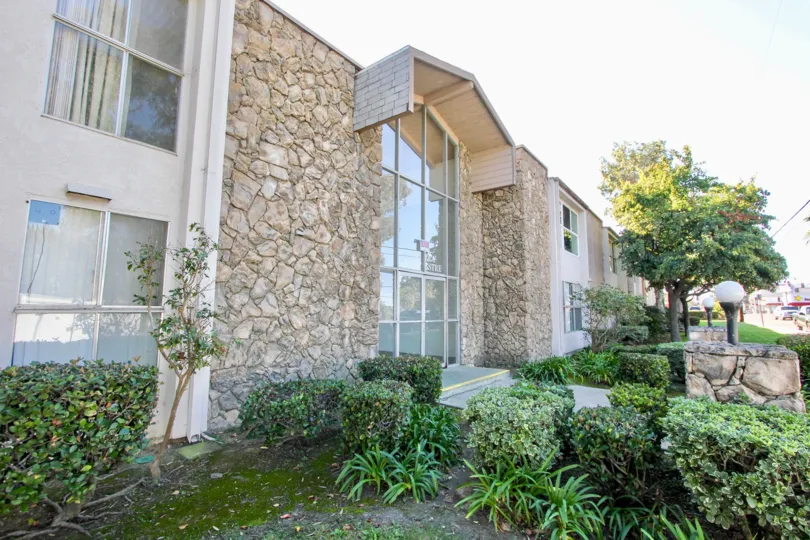 A sunny day in the area of Villa Campestre, glass doors, windows, bushes, light post, syep