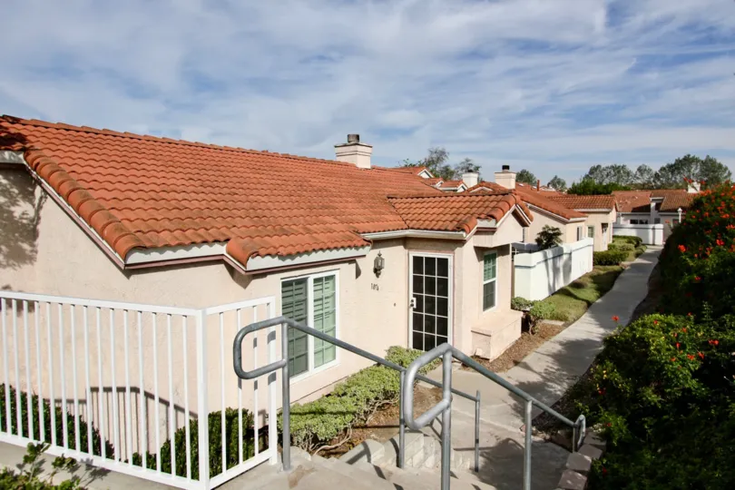 A SUNNY DAY IN THE VILLA PALMERA WITH MANY HOUSES AND TREES