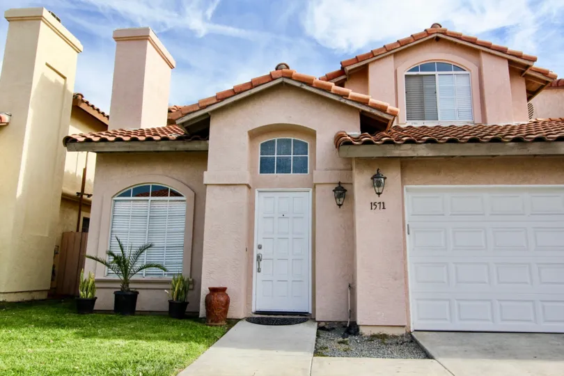 Excellent front view of a house with lawn in Villa Rosa of Chula Vista