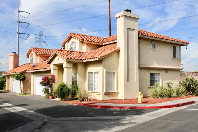 THE BUNGALOW IN THE VILLA ROSA WITH THE BEAUTIFUL FLOWER POT, PLANTS, POSTWIRES
