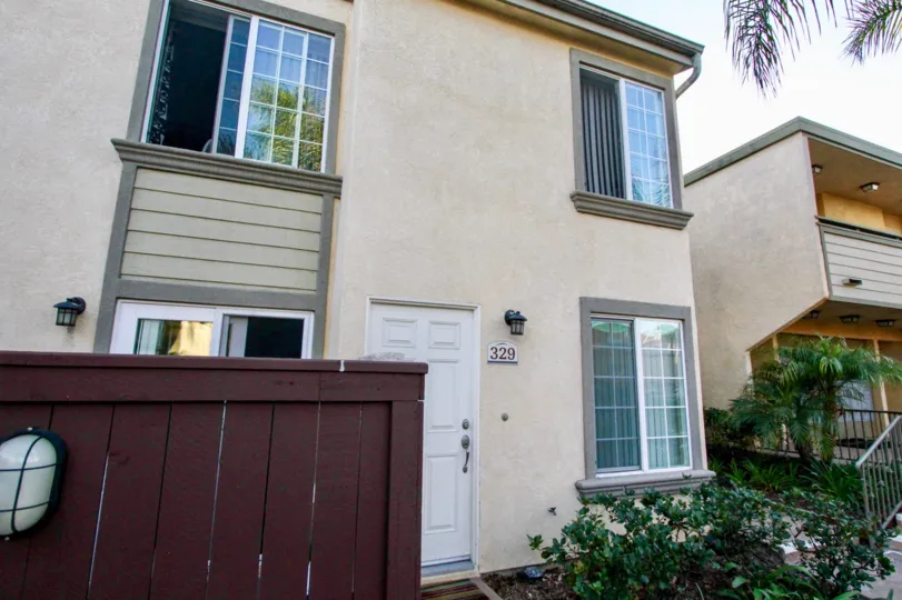 THE BUNGALOW IN THE BALBOA RIDGE WITH THE TREES, PLANTS, LIGHT, OPENED WINDOW, UPSTAIRS, BALCONI