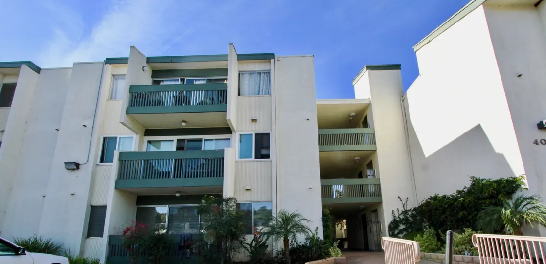 Appartments, large baclonies, well landscaped, nice breezeway, lots of windows