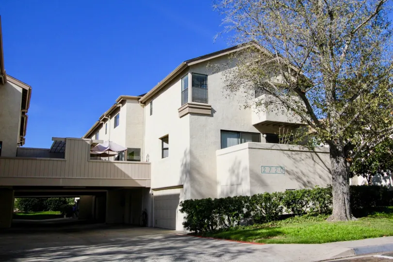 Canyon Rim , Clairemont Mesa , California.white building,tree