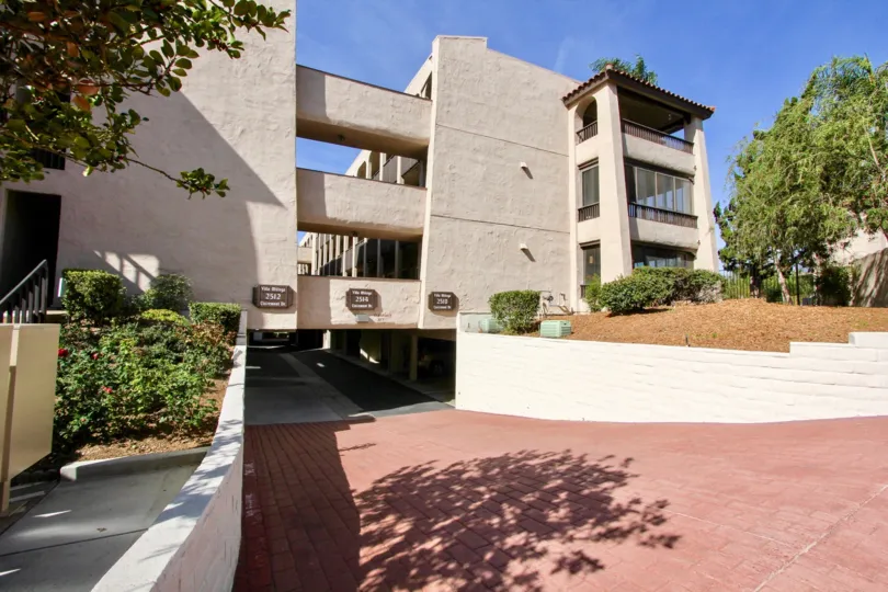 THE 2512 APARTMENT IN THE COSTA VIVA WITH THE ROSE PLANTS, TREES, EMPTY SPACE, CAR PARKING