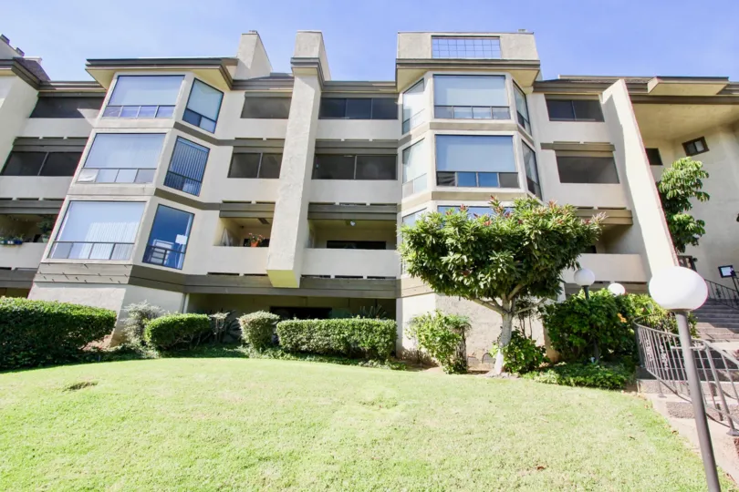 Mission Bay Ridge, Clairemont Mesa  ,: California,big apartment,lamp post