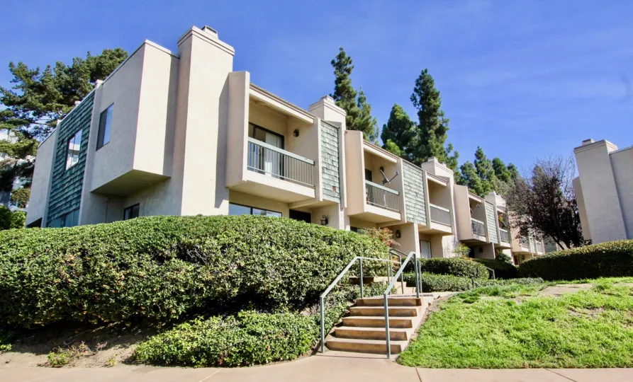 A sunny day with beautiful lawn outside a villa with trees around in Pacific Racquet Club of Clairemont Mesa