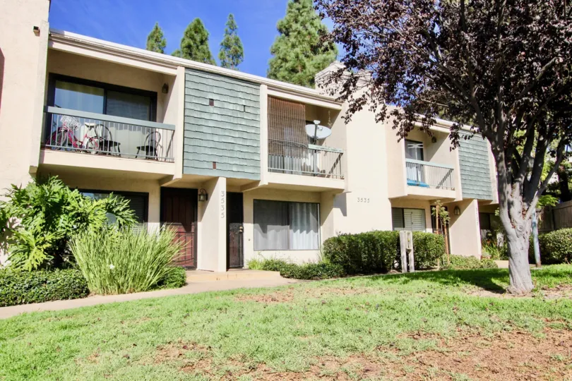 Beautiful front yard in Pacific Racquet Club in the city of Clairemont Mesa. Tranquility, peace and you own satellite dish