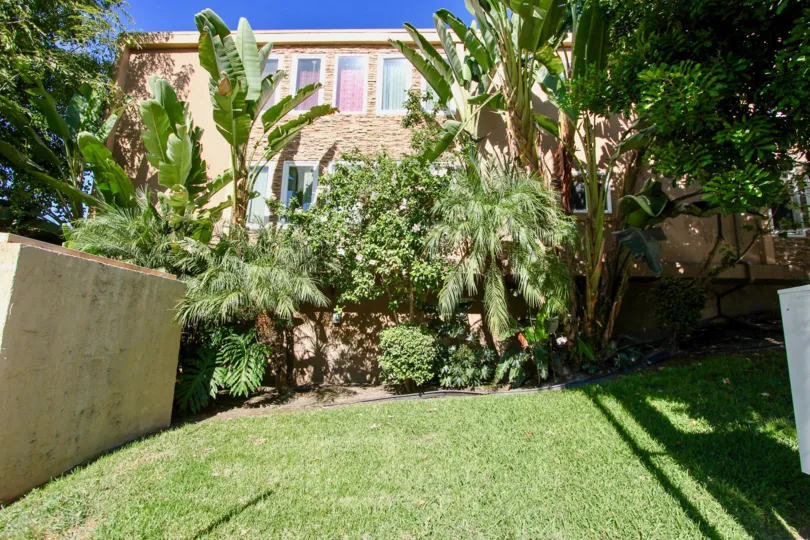 Adelaide Villas, College Area, California having a good landscape with homely plants and greeneries. Its a piece of mind to spend the day with familiy members in the lawn which givea a very fantastic nostalgic feel.