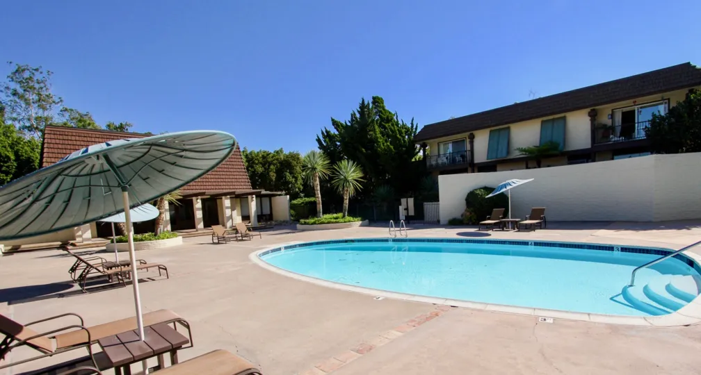 THE HOUSE IN THE COLLWOOD PARK WITH THE SWIMMING POOL, UMBRELLA, PLANTS, TREES