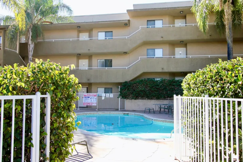 THE APARTMENT IN THE GLENRIDGE WITH THE SWIMMING POOL, TABLES, BALCONIS, PLANTS, TREES