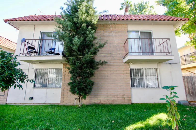 THE HOUSE IN THE HOOVER HEIGHTS WITH THE BALCONI, GRASSLAND, TREES, CHAIRS