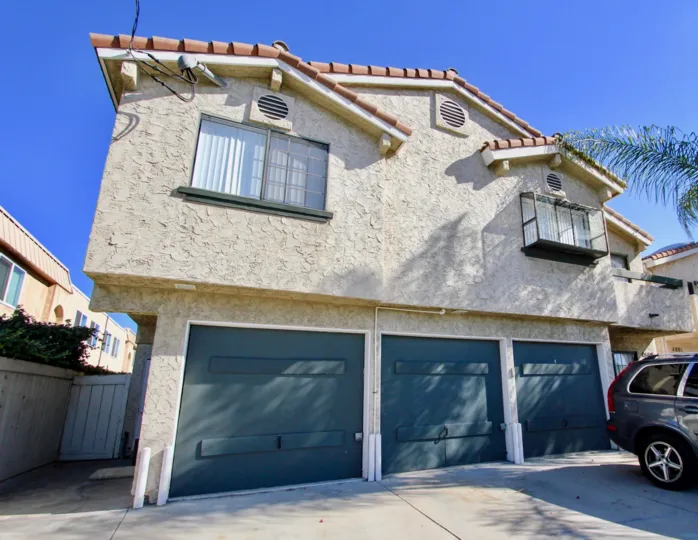 A sunny day in Isabella Park with beautiful house