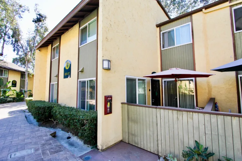 THE 4 APARTMENT IN THE LAKE PARK VILLAS WITH THE PLANTS, TREES, FIRE SAFETY