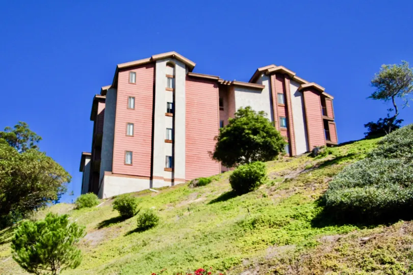 A BEAUTIFUL BUILDING SITUATED ON GREEN HIGH HILL IN SUNRISE POINT