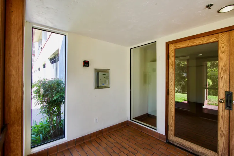 Sunrise Point ,College Area  , California, beige room,light