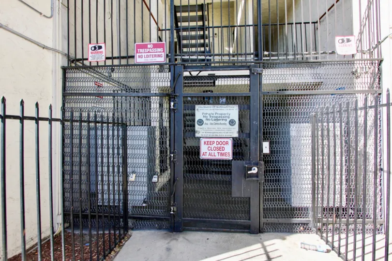 THE VILLAS IN THE VILLA MADRID WITH THE CLOSED GATE, KEEP DOOR CLOSED AT ALL TIMES BOARD