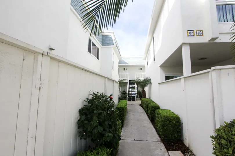 A BEAUTIFUL BIG VILLA AND A NICE TRESS AND IT LOOK LIKE A HUGE ONE FOR SO MANY PERSONS