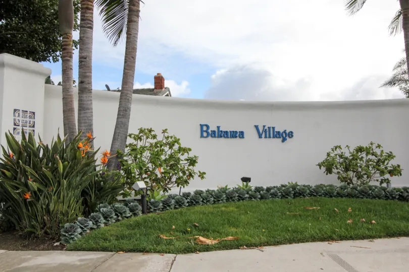 A BEAUTIFUL BIG VILLA AND A NICE GARDEN AND IT LOOK LIKE A HUGE ONE FOR SO MANY PERSONS