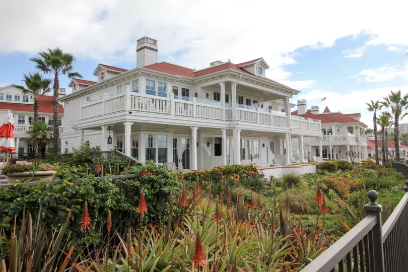 A BEAUTIFUL BIG VILLA AND A NICE TRESS AND IT LOOK LIKE A HUGE ONE FOR SO MANY PERSONS