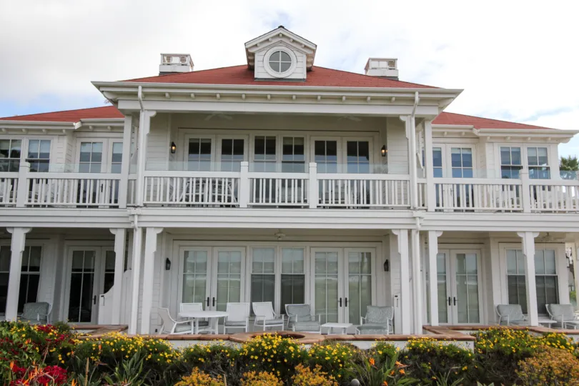 A BEAUTIFUL BIG VILLA AND A NICE TRESS AND IT LOOK LIKE A HUGE ONE FOR SO MANY PERSONS