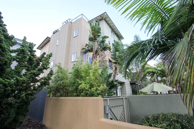 A BEAUTIFUL BIG VILLA AND A NICE TRESS AND IT LOOK LIKE A HUGE ONE FOR SO MANY PERSONS