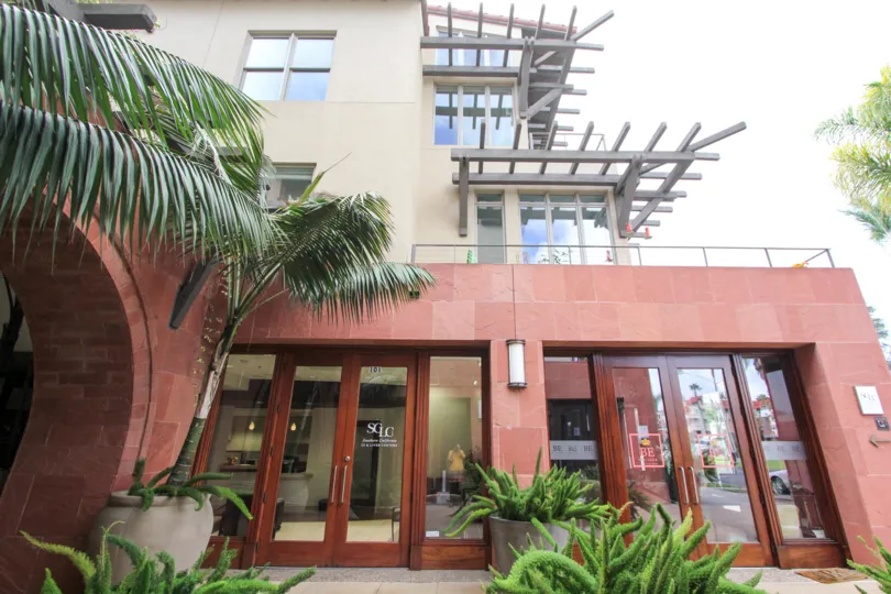 A BEAUTIFUL BIG VILLA AND A NICE TRESS AND IT LOOK LIKE A HUGE ONE FOR SO MANY PERSONS