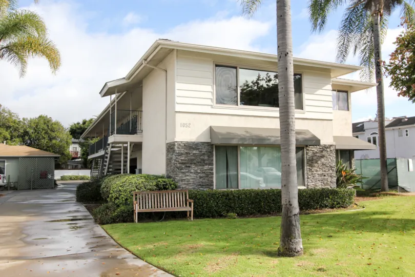 Nice and sunny day in a house in Coronado Pointe california