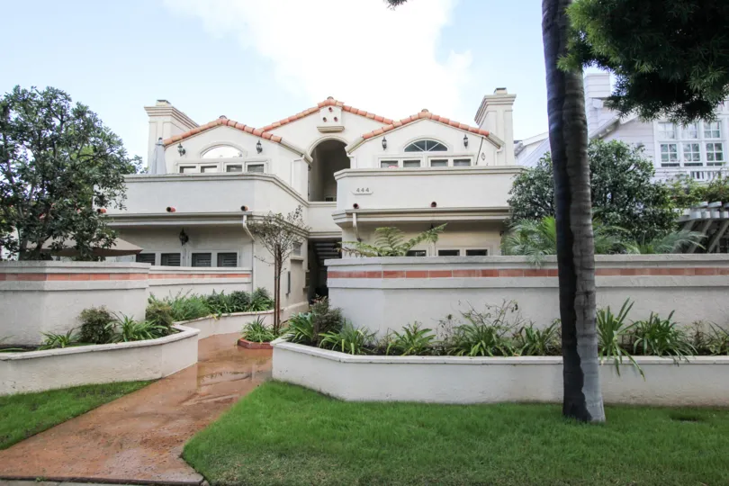 A BEAUTIFUL BIG VILLA AND A NICE GARDEN AND IT LOOK LIKE A HUGE ONE FOR SO MANY PERSONS