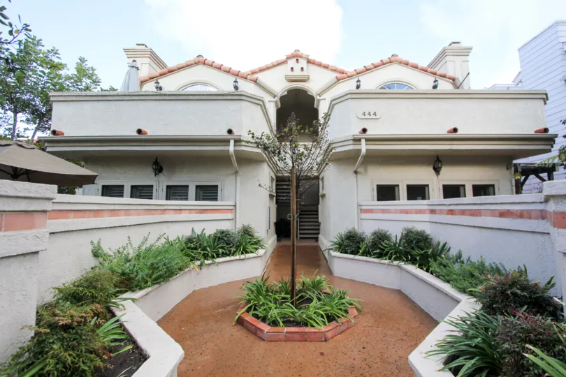 A BEAUTIFUL BIG VILLA AND A NICE TRESS AND IT LOOK LIKE A HUGE ONE FOR SO MANY PERSONS