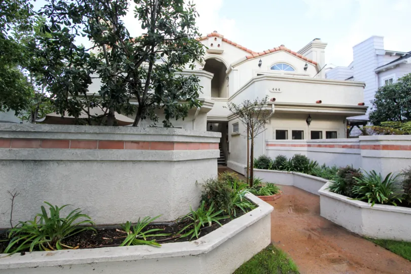 A BEAUTIFUL BIG VILLA AND A NICE TRESS AND IT LOOK LIKE A HUGE ONE FOR SO MANY PERSONS