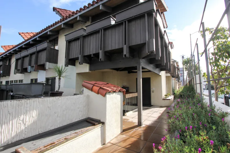 Housing with old wooden decorations at Garden Of The Sun i Coronado California