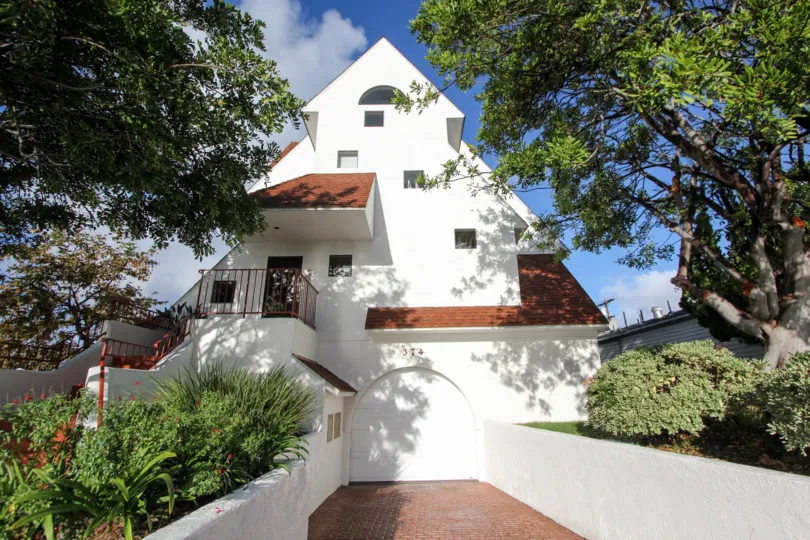 A BEAUTIFUL BIG VILLA AND A NICE TRESS AND IT LOOK LIKE A HUGE ONE FOR SO MANY PERSONS