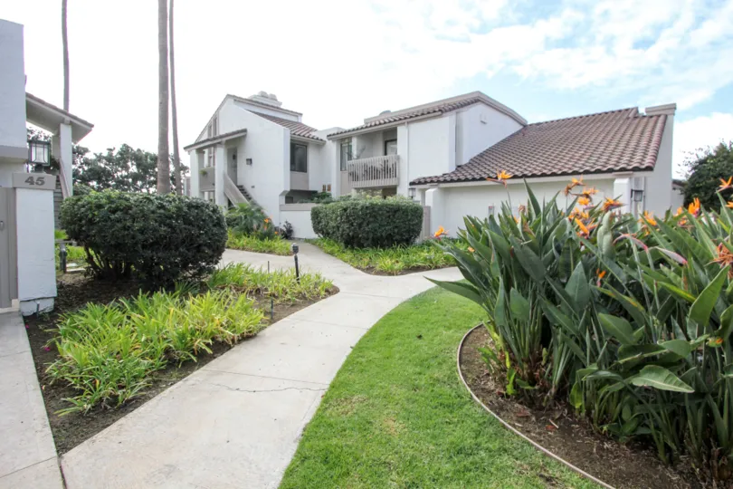 A BEAUTIFUL BIG VILLA AND A NICE GARDEN AND IT LOOK LIKE A HUGE ONE FOR SO MANY PERSONS