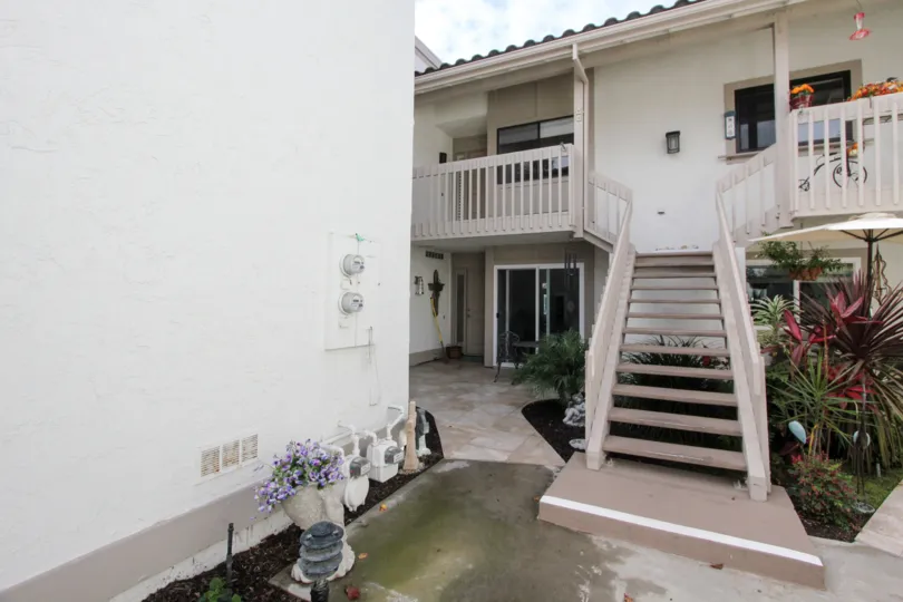 A BEAUTIFUL BIG VILLA AND A NICE TRESS AND IT LOOK LIKE A HUGE ONE FOR SO MANY PERSONS