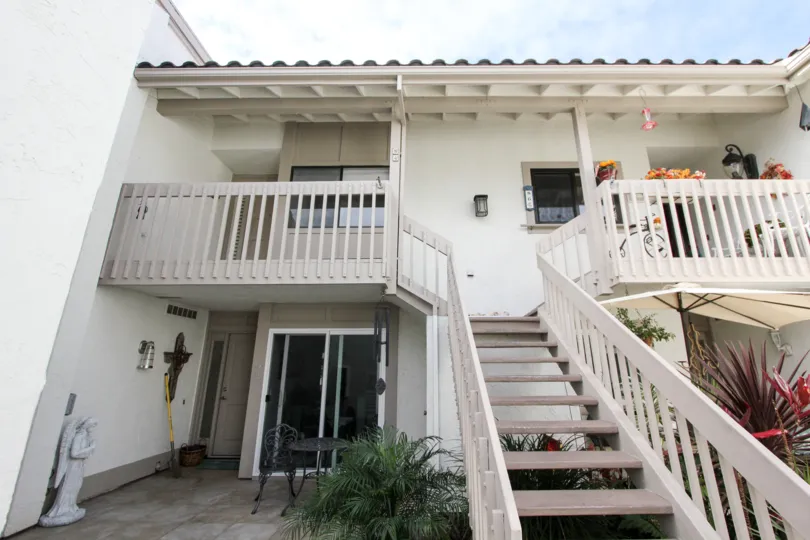 A BEAUTIFUL BIG VILLA AND A NICE TRESS AND IT LOOK LIKE A HUGE ONE FOR SO MANY PERSONS