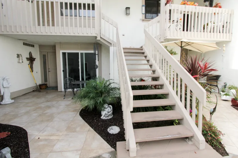 A BEAUTIFUL BIG VILLA AND A NICE TRESS AND IT LOOK LIKE A HUGE ONE FOR SO MANY PERSONS