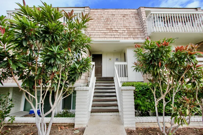 A BEAUTIFUL BIG VILLA AND A NICE TRESS AND IT LOOK LIKE A HUGE ONE FOR SO MANY PERSONS