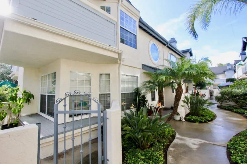 Oxford Park Coronado California house with large garden and apartments